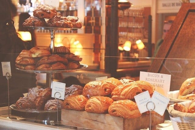 Auf der Jagd nach den besten Gerichten zum Probieren in Paris-Croissant