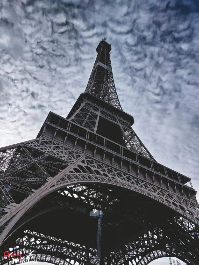 Auf der Suche nach dem Aufenthaltsort – Eiffelturm Paris