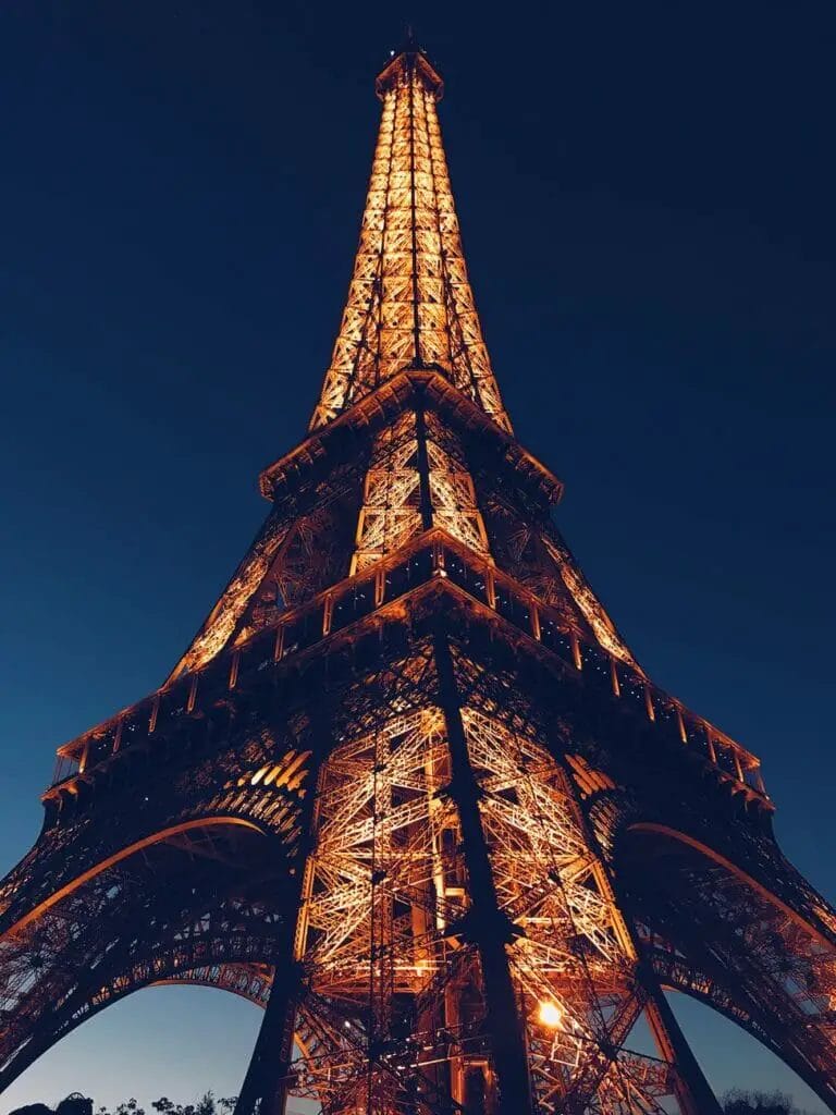 Low-Angle-Foto des Eiffelturms