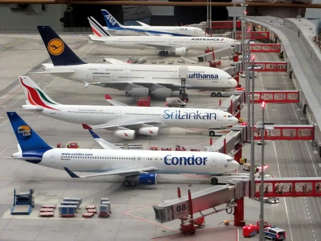Condor-Flugzeug auf grauem Betonflughafen