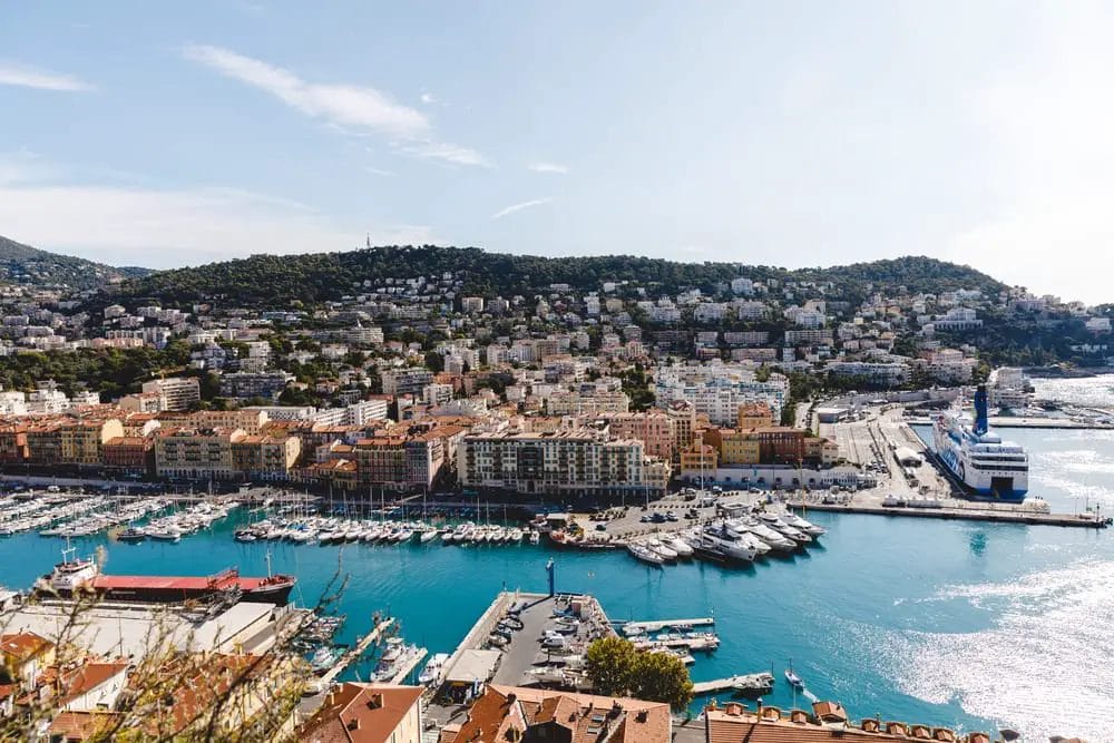 Une vue panoramique sur la ville de Nice depuis le sommet d'une colline pendant les vacances de Pâques en Europe.