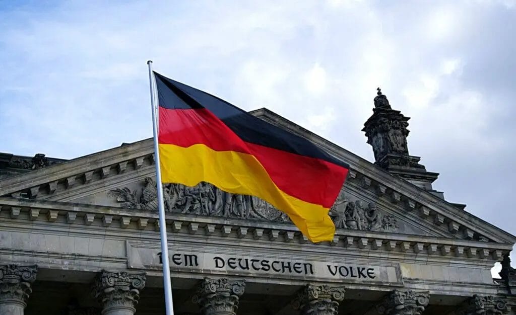 bandiera della germania davanti all'edificio