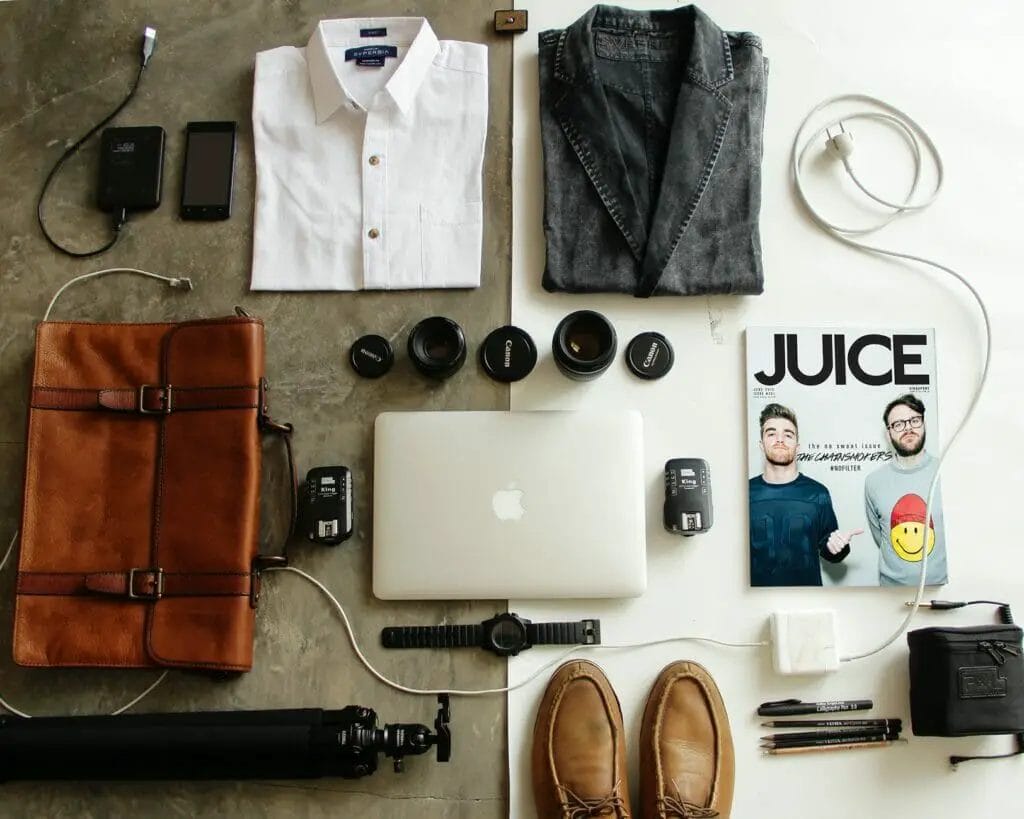 braune Ledertasche, Kleidung und MacBook