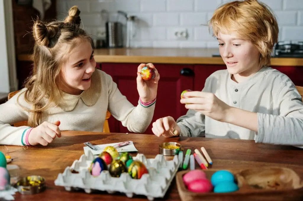 niños decorando huevos