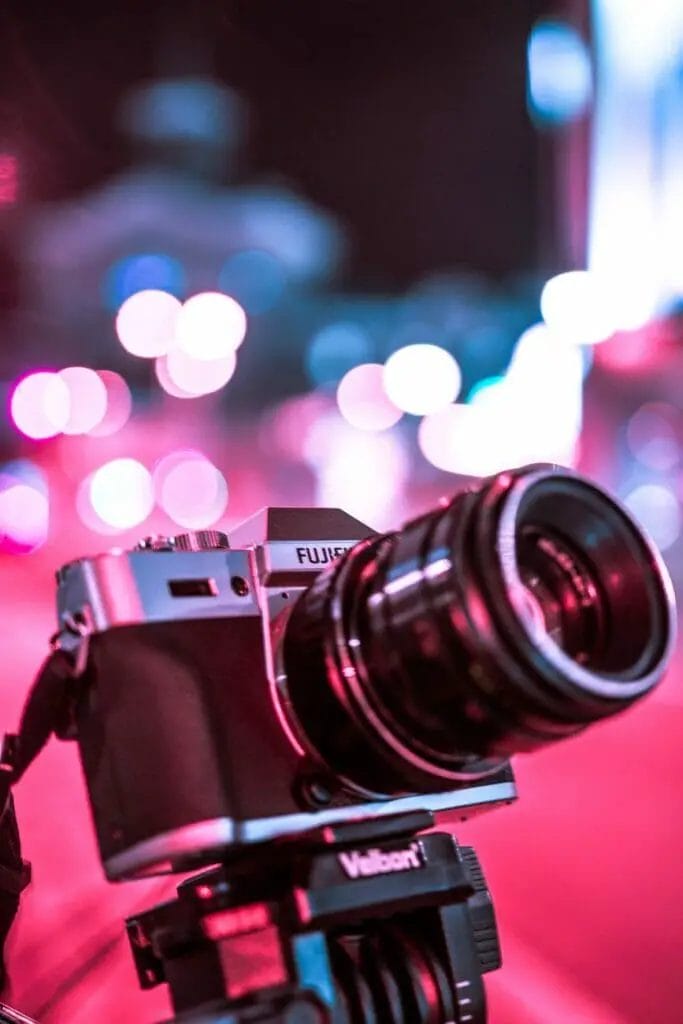 Flachfokusfotografie einer schwarz-silbernen Fujifilm-Kamera
