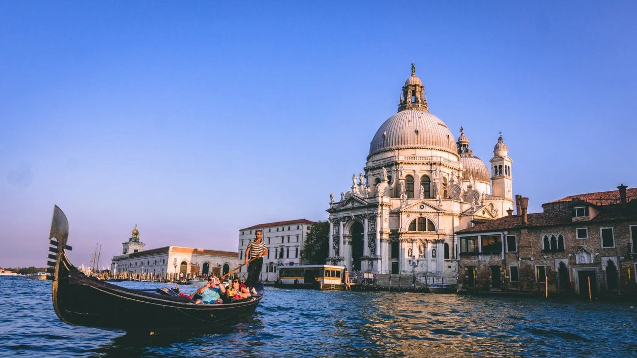 people on a gondola - Do you have to pay to enter Venice? 