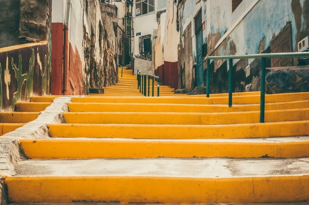 scale di cemento gialle