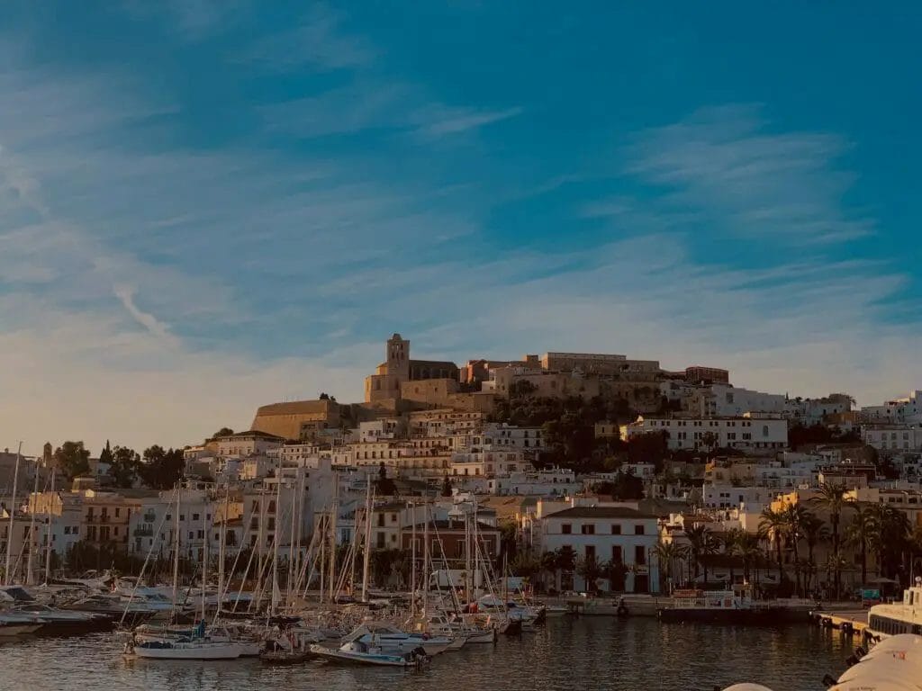 Yachten legten am Hafen von Ibiza an
