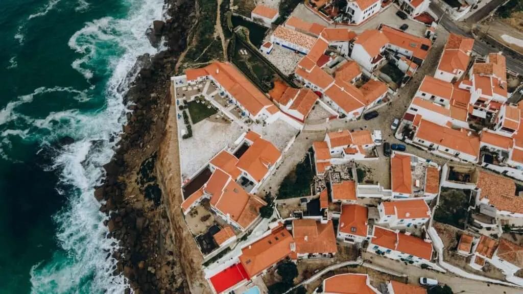 una vista aérea de un pequeño pueblo junto al océano