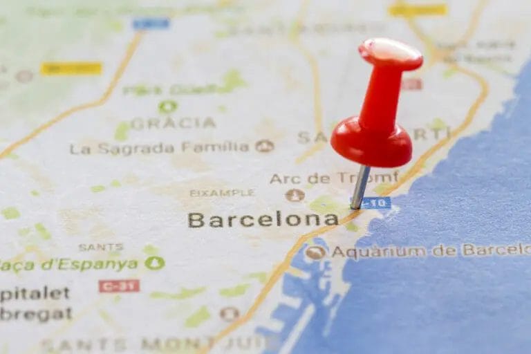 Auf welchem Gewässer liegt Barcelona?