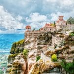 El mejor lugar para visitar en Grecia: Iglesia en un acantilado.