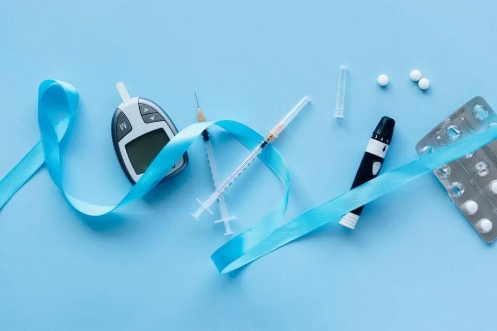 Fournitures médicales sur fond bleu, indispensables pour voyager en Europe avec le diabète.