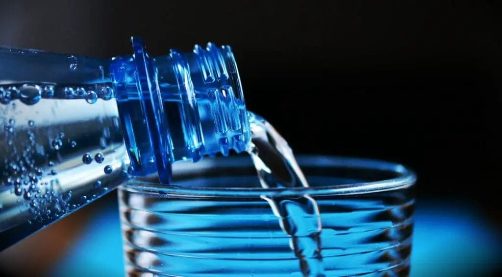 Un guide de l'eau en bouteille explore comment verser de l'eau dans un verre.