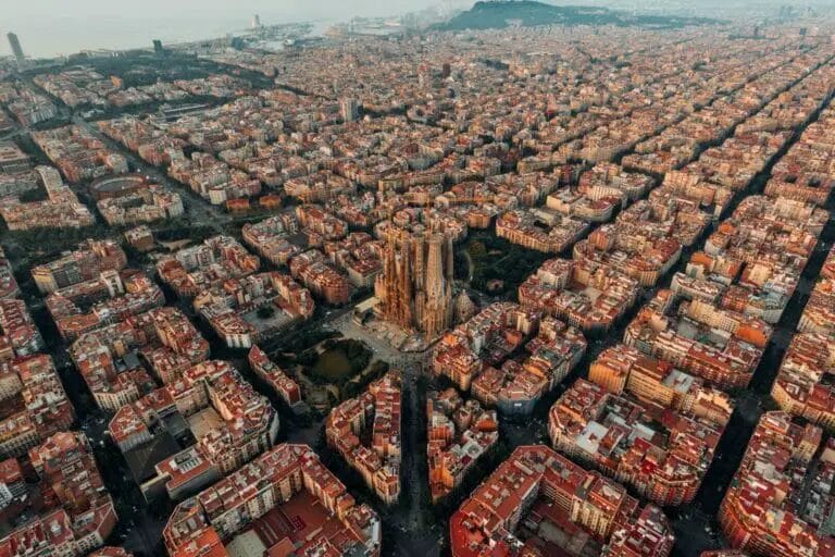 Vue aérienne des plus belles plages de Barcelone, dont la plage d'Ocata.