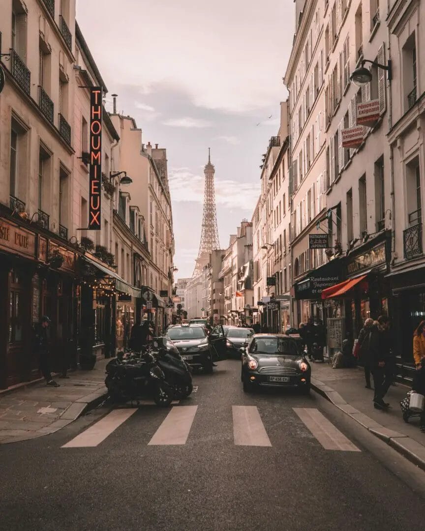 París por 4 Días: Una calle de París con la Torre Eiffel al fondo.