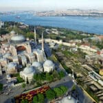 Una vista aérea de la mezquita azul de Estambul capturada con un dron.