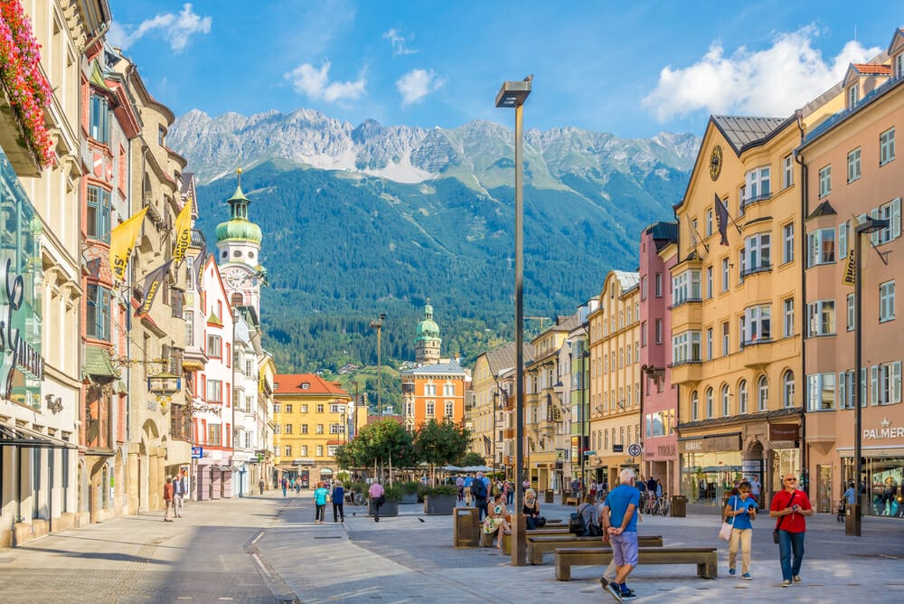 Une rue de ville en Suisse.