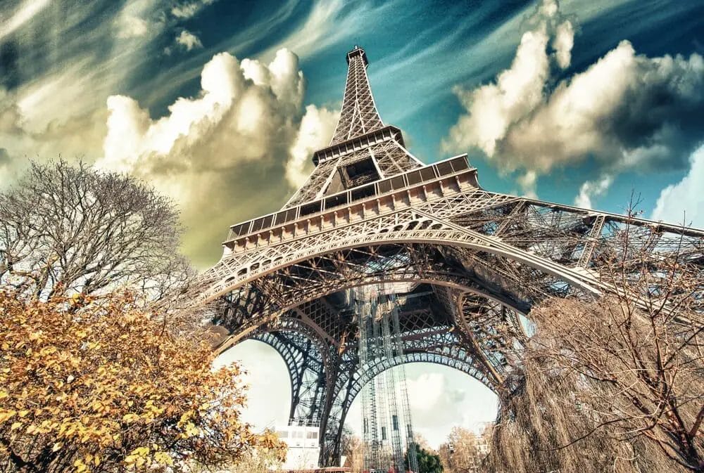 Ein Bild des Eiffelturms in Paris, ein Muss für Familien, die Paris mit Kindern besuchen.