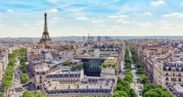 Forfaits de voyage tout compris pour l'Europe mettant en vedette la Tour Eiffel et la ville de Paris.