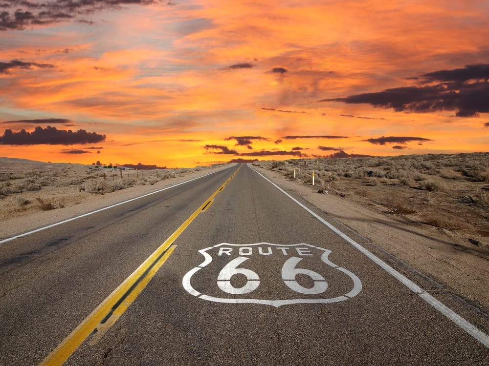 Segnale della Route 66 su una strada.