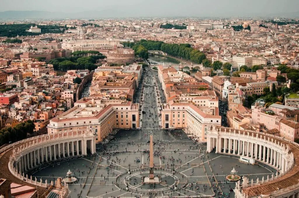 Una vista aérea de la Plaza de San Pedro en Roma, desde Perth hasta Roma.