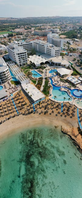 Eine Luftaufnahme eines Strandresorts in Zypern.