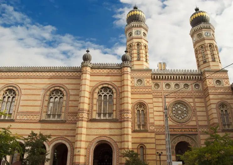 Dohány Street Synagogue - Top Things to do in Budapest - Budapest Travel Guide