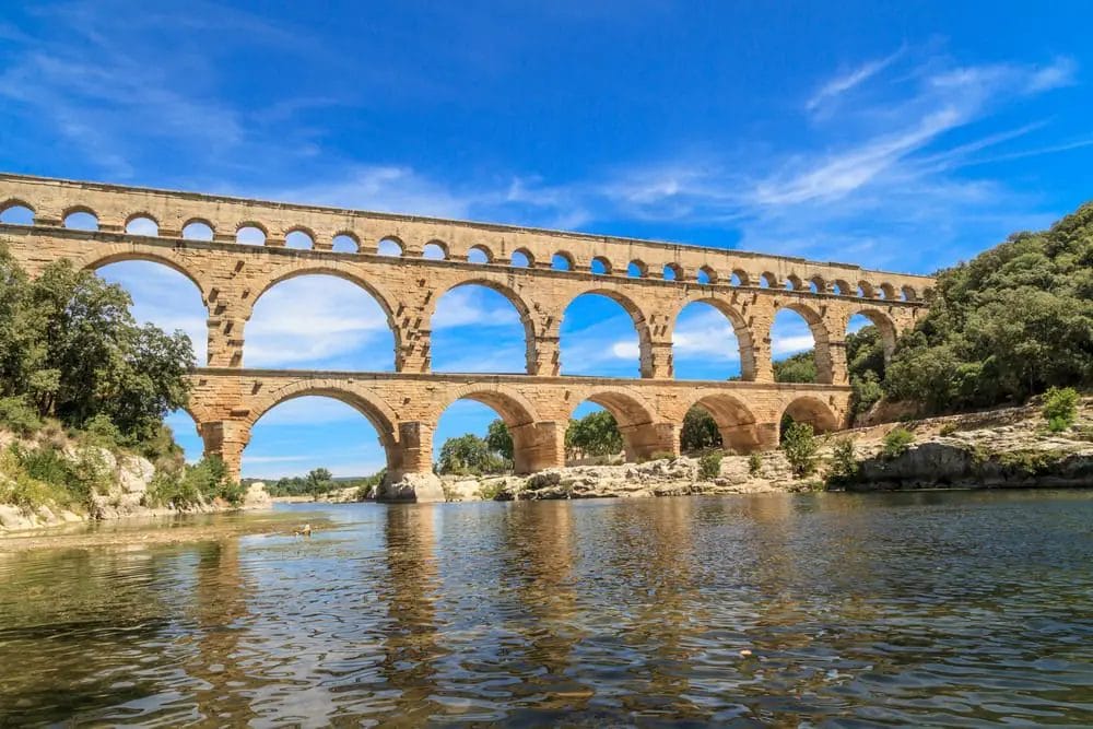 Eine Brücke über einen Fluss in Frankreich.