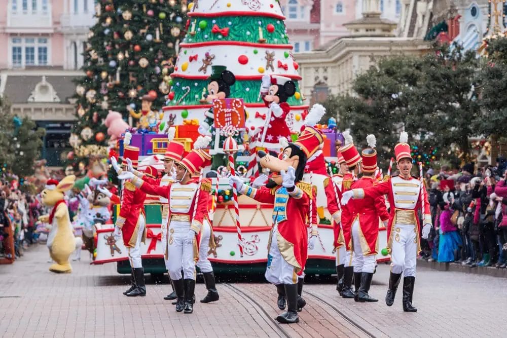 Disneyland Paris Christmas parade. - Paris for Christmas