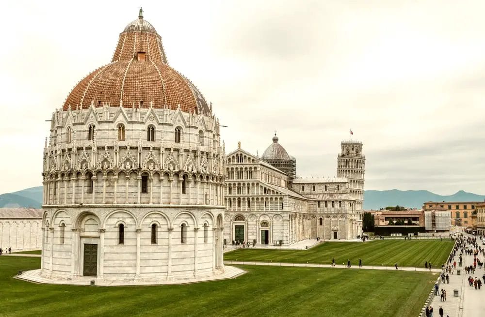 La atracción imprescindible en Pisa es la famosa Torre Inclinada de Pisa. Es una de las mejores cosas para hacer en la ciudad y se puede visitar fácilmente en uno o dos días.