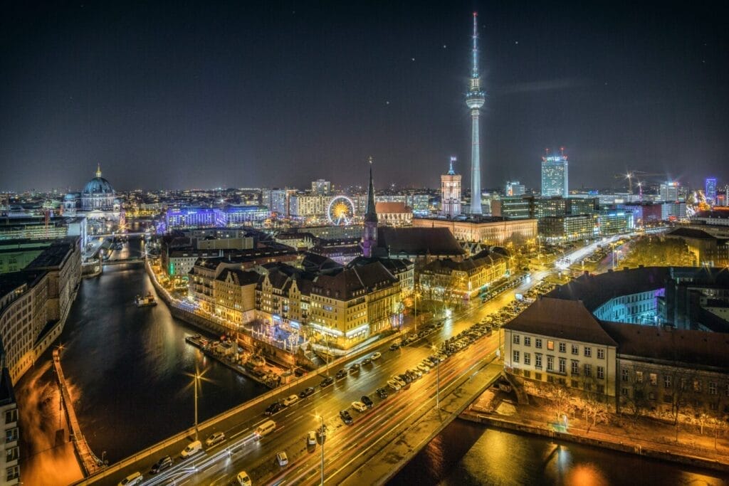 ¿Vale la pena visitar el horizonte de Berlín de noche con la Torre de Televisión de fondo?