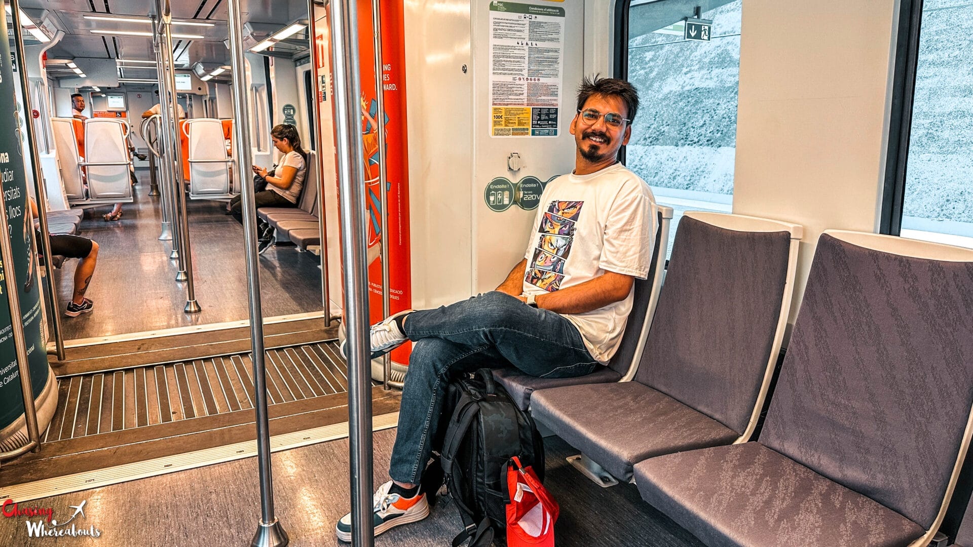 Un hombre sentado en un tren.