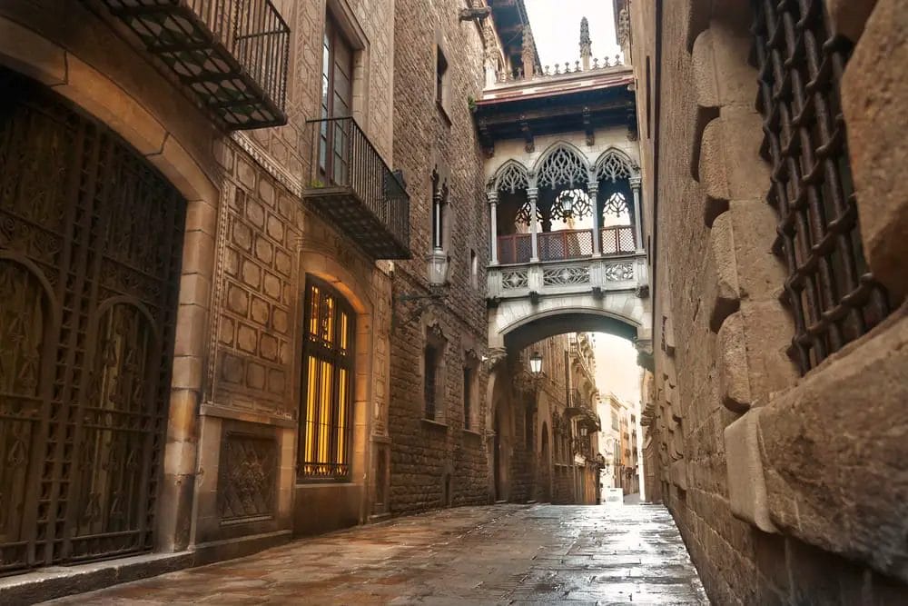 Eine malerische enge Gasse in der pulsierenden Stadt Barcelona, perfekt für Instagram-Bildunterschriften.