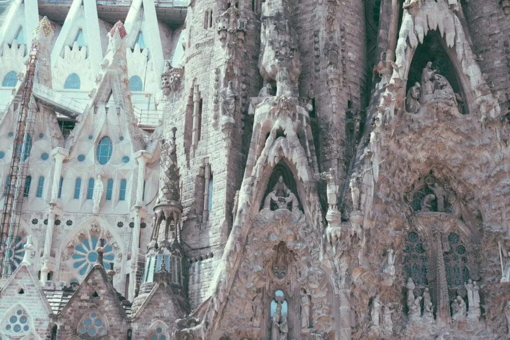 Katholische Kathedrale im gotischen Stil mit Skulpturen und Zierdetails