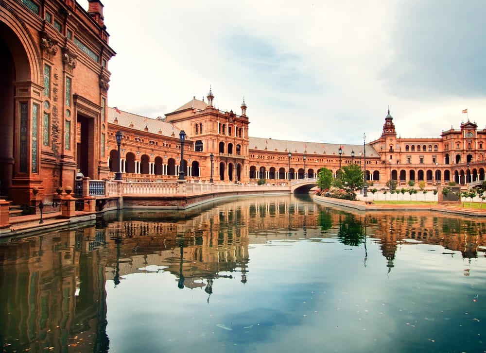 Die Plaza de Sevilla in Sevilla, Spanien, ist ein perfekter Ort für einen Besuch während Ihres Europaurlaubs im Januar.