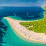 Una vista aérea de una de las mejores playas de arena de Europa, ubicada en Croacia.