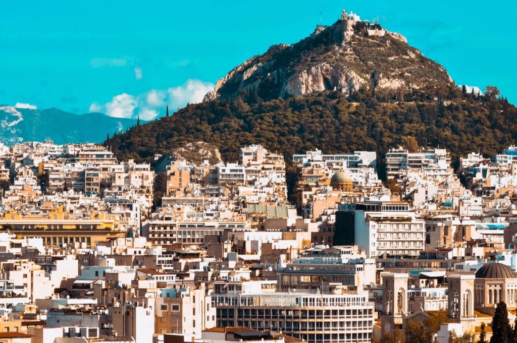 Una de las principales atracciones de Atenas es una vista impresionante de la ciudad con una majestuosa montaña al fondo.