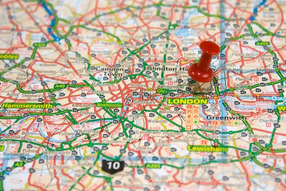 Un alfiler rojo en un mapa de Londres.