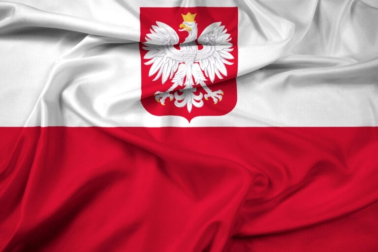 Le drapeau de la Pologne, représentant l’identité nationale, flotte fièrement au vent.