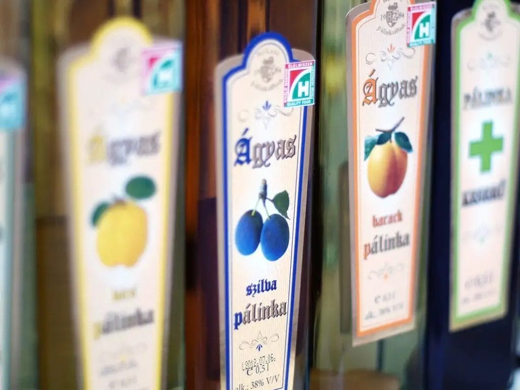 Eine Reihe Flaschen Olivenöl.