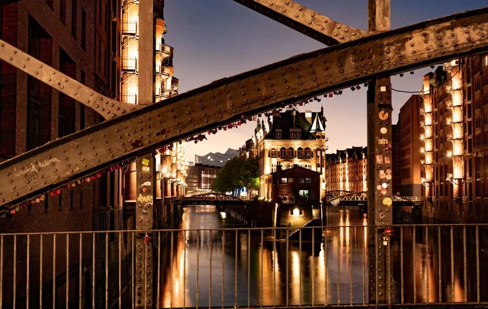 Erkunden Sie im Rahmen Ihrer aufregenden Aktivitäten in Hamburg die atemberaubende Brücke über den Fluss mit der malerischen Aussicht.