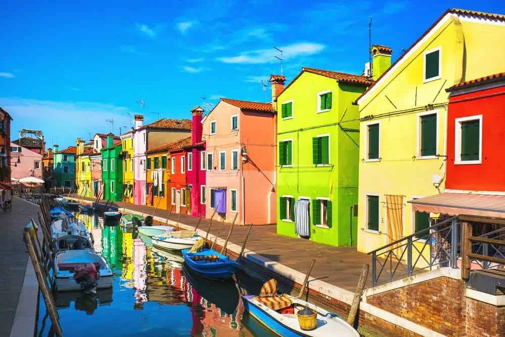 Casas coloridas en un canal en Burano, Italia, que recuerdan a Venecia.