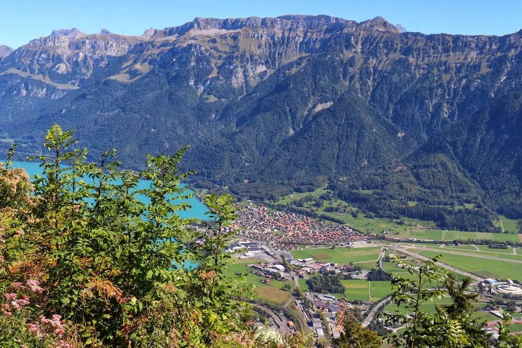 Blick auf Interlaken vom Berg Harder Kulm in der Schweiz